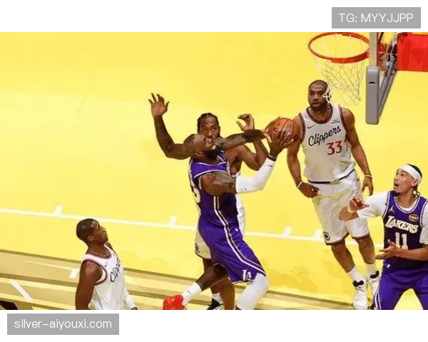 加里·佩顿突破制造防守错位显著提升湖人内线效率