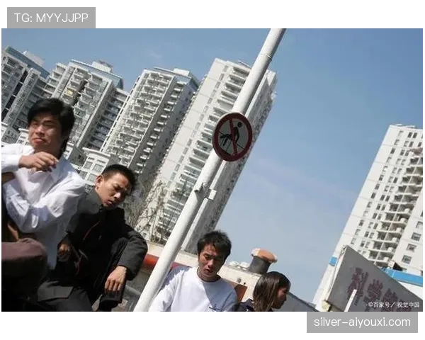 篮球比赛中新规详解：底线发球球员不得踏入场内的判罚标准与技巧